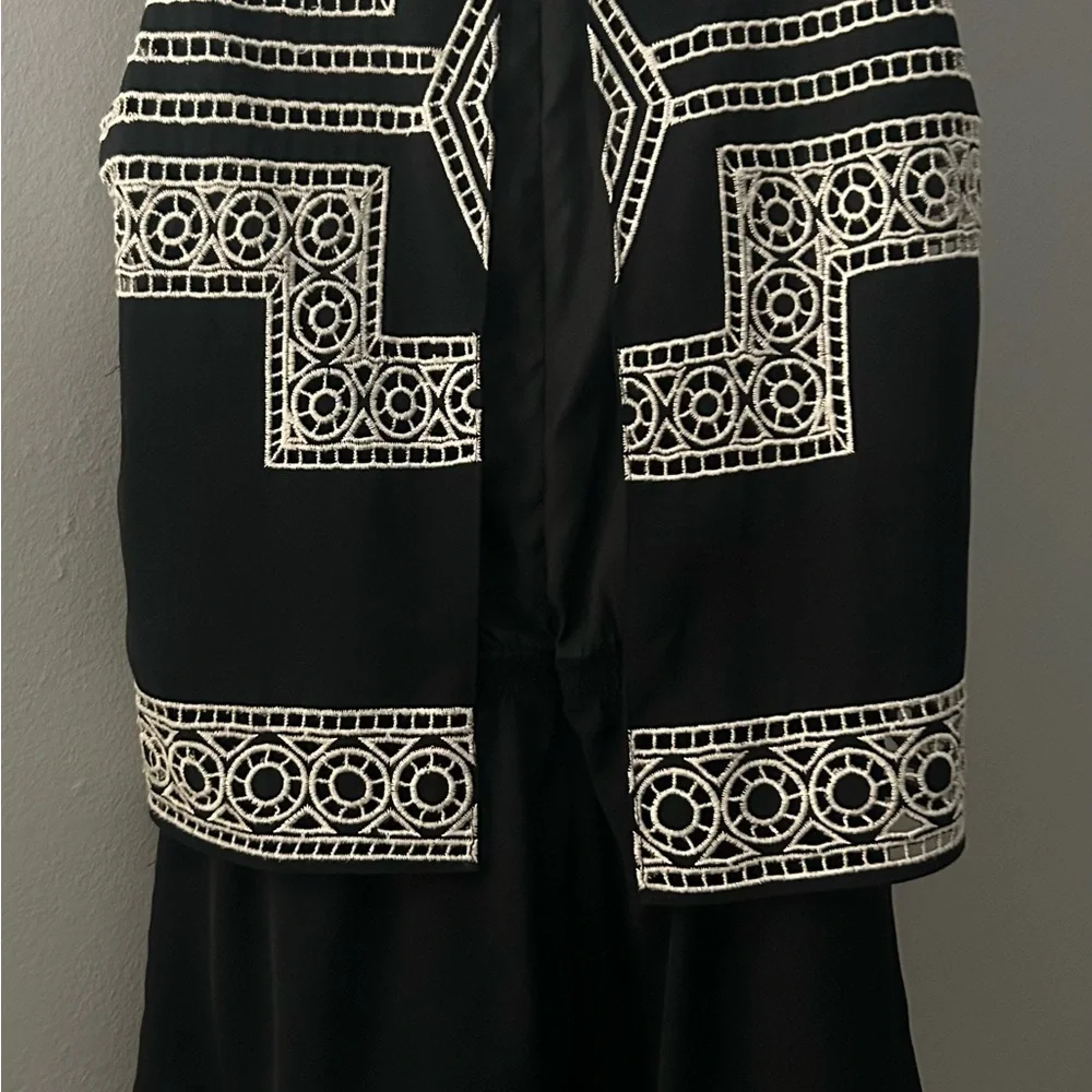 Parker shorts romper embroidered with pockets - back zipper and flap detail - Picture 2 of 6